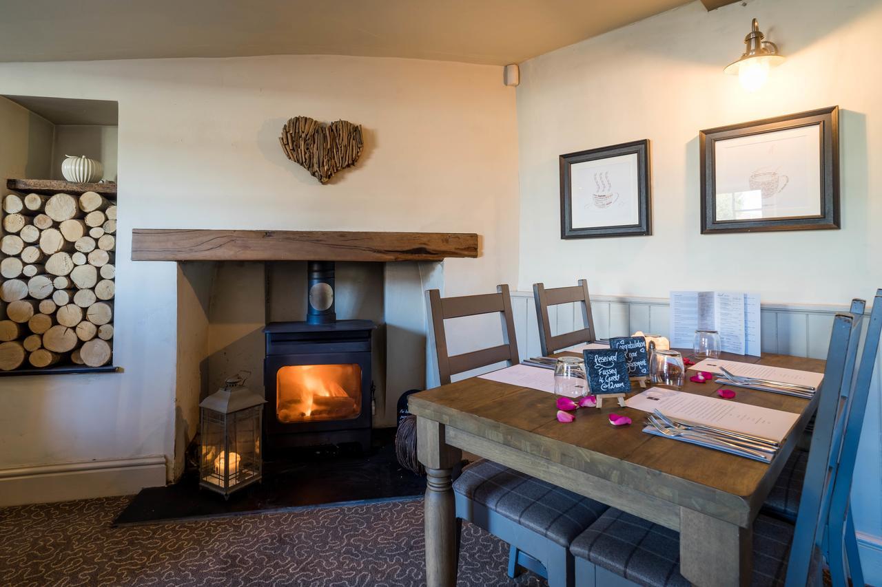 Greyhound Inn Wilton Wilton  Exterior foto